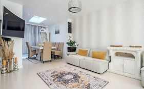 Spacious 5 Bed, 2 Bathrooms House With A Private Garden Holiday Home London  United Kingdom